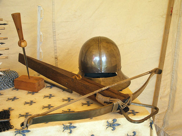 Арбалет, кинжал и шлем - главное имущество арбалетчика