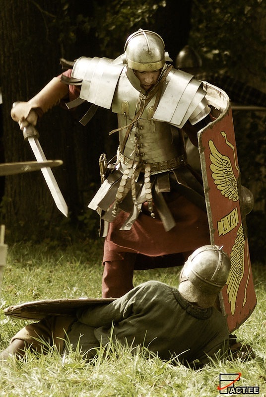 римский легионер и гладиус