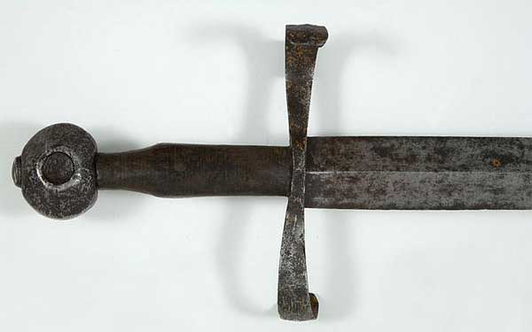 готический меч с S-образной гардой