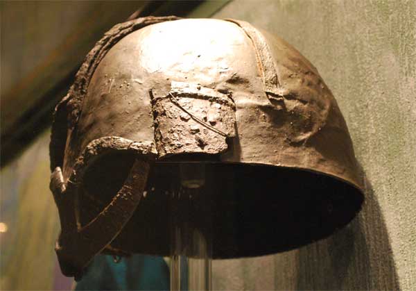 шлем из Гъермундбю слева