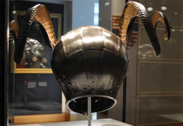 Рогатый шлем короля Генриха VIII_005