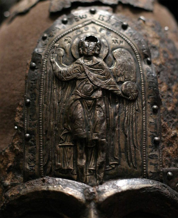 Икона на лбу шлема князя