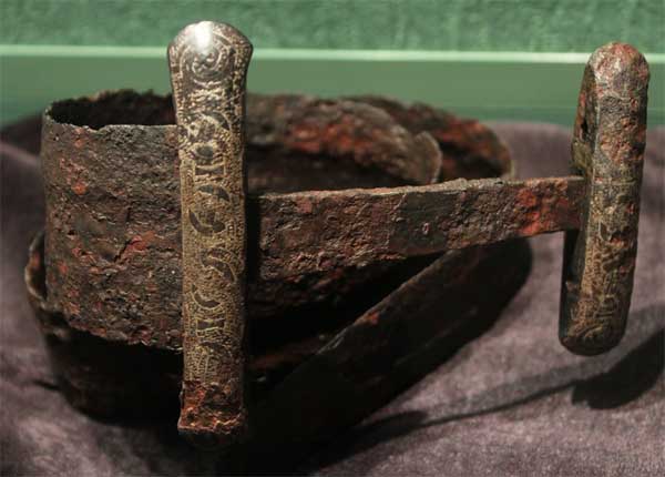 Меч каролингского типа, ритуально "убитый" перед положением в могилу викинга