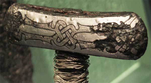 Верхняя гарда меча эпохи викингов с отсутствующей головкой навершия