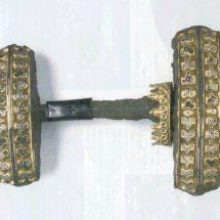 Средневековый меч с позолоченной рукоятью