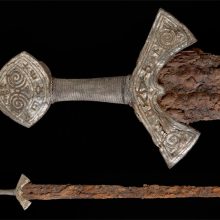 Каролингский меч из музея Осло: рука и крест
