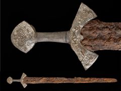 Каролингский меч из музея Осло: рука и крест