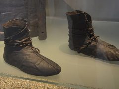 Как ухаживать за исторической обувью?