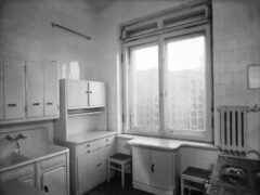 <strong></noscript>Бельё на балконах и коврик у двери: Главархив Москвы ‒ о правилах проживания в высотных домах в 1954 году</strong>